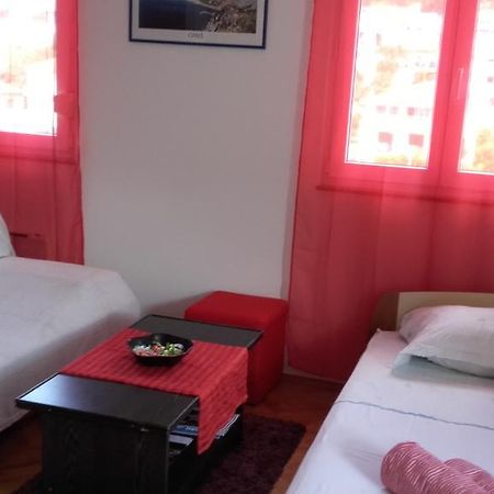 Apartment Max Omis Bagian luar foto