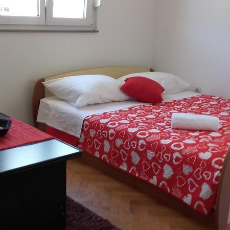 Apartment Max Omis Bagian luar foto