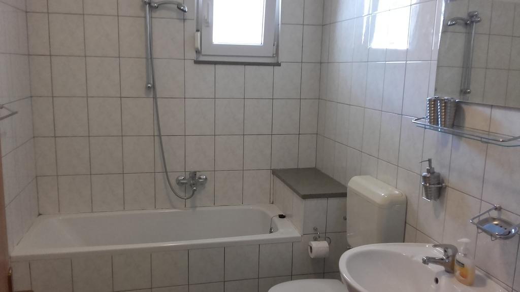 Apartment Max Omis Bagian luar foto
