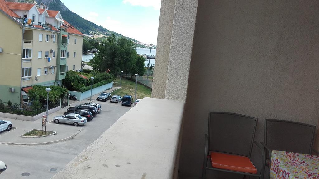 Apartment Max Omis Bagian luar foto