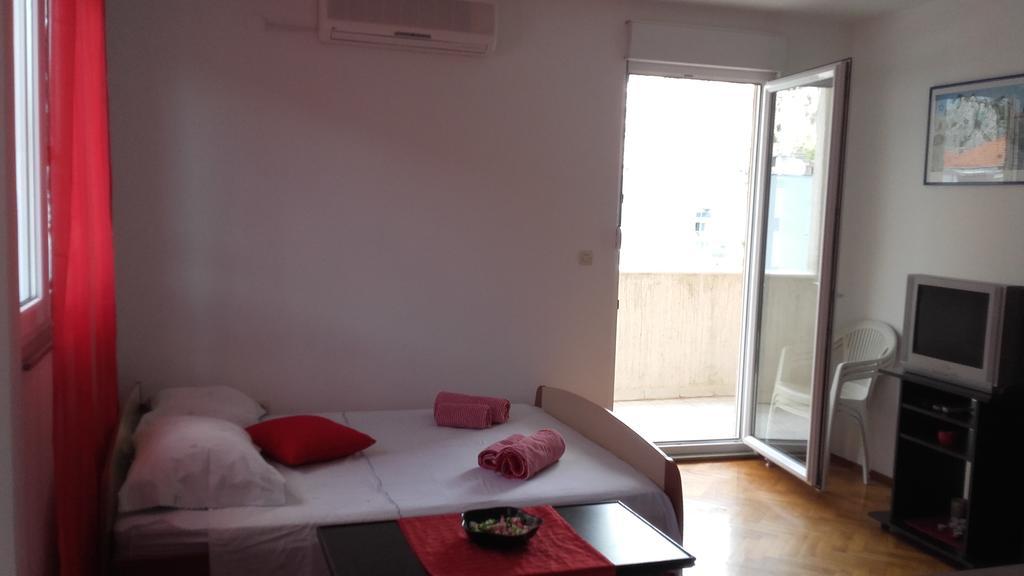 Apartment Max Omis Bagian luar foto