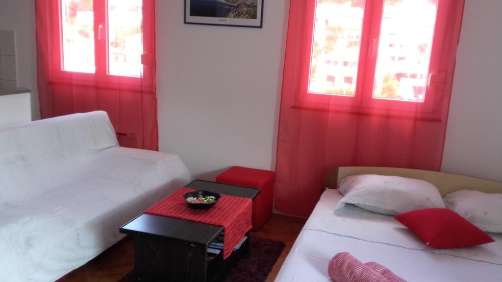 Apartment Max Omis Bagian luar foto