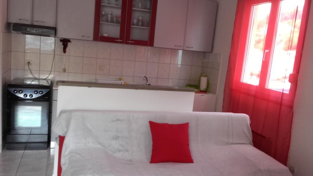 Apartment Max Omis Bagian luar foto