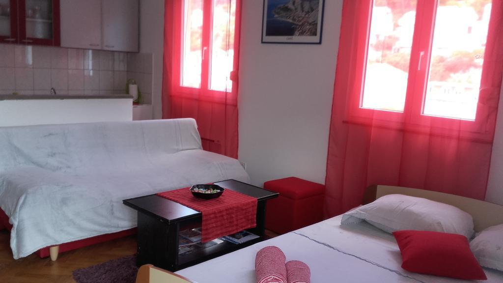Apartment Max Omis Bagian luar foto