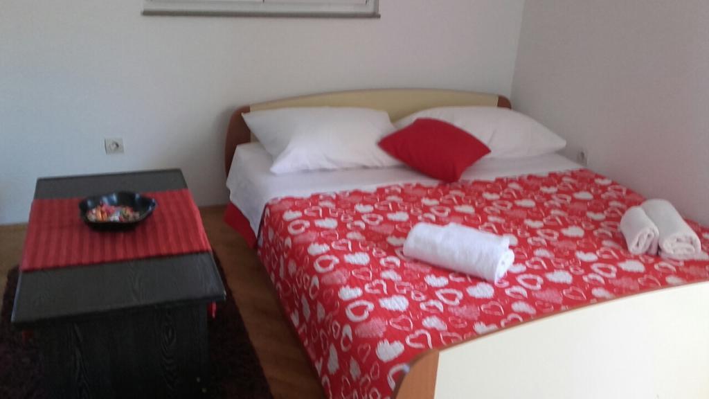 Apartment Max Omis Bagian luar foto