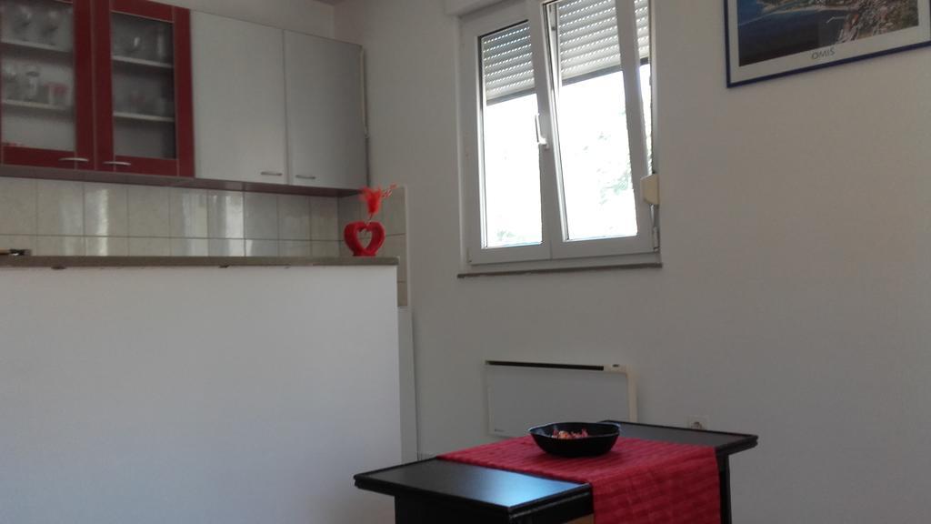 Apartment Max Omis Bagian luar foto