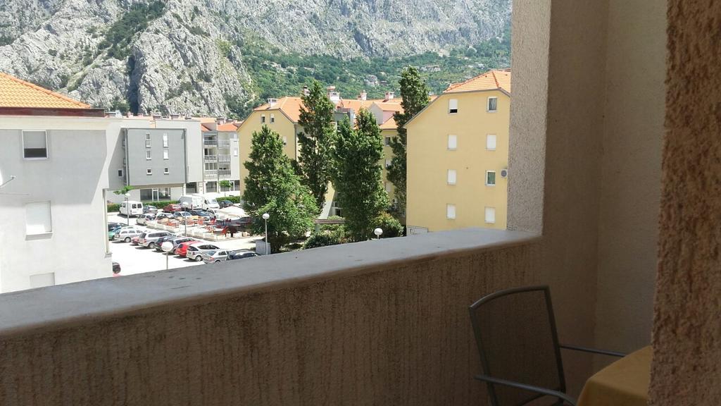 Apartment Max Omis Bagian luar foto