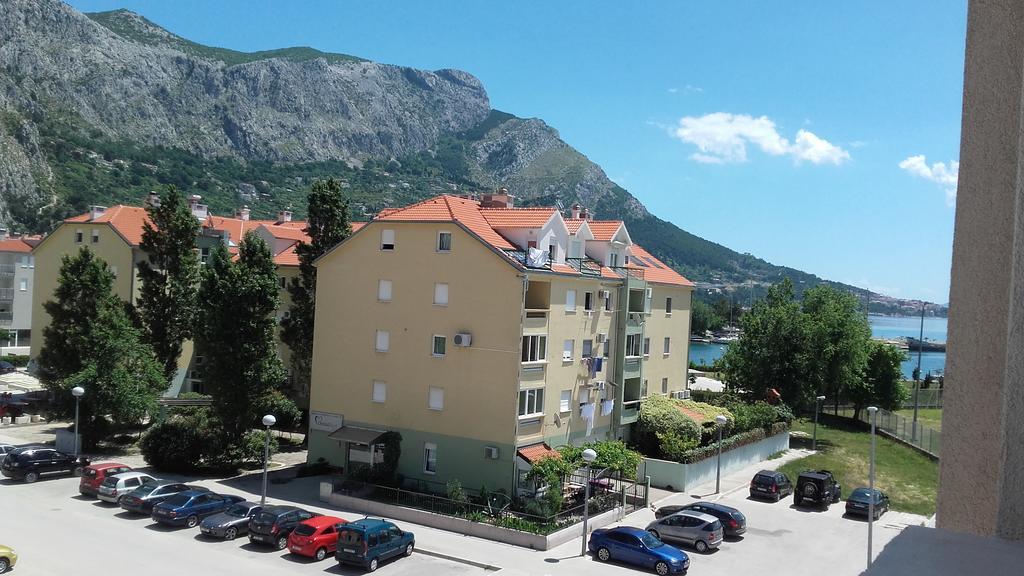 Apartment Max Omis Bagian luar foto