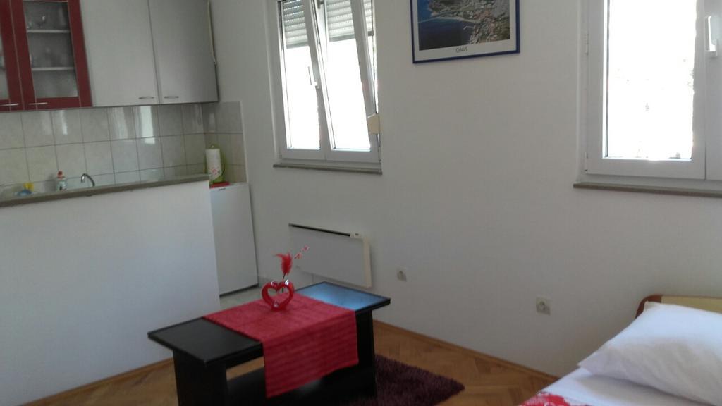 Apartment Max Omis Bagian luar foto