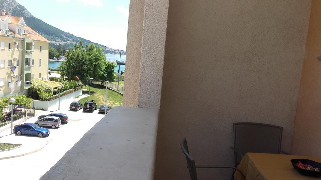 Apartment Max Omis Bagian luar foto