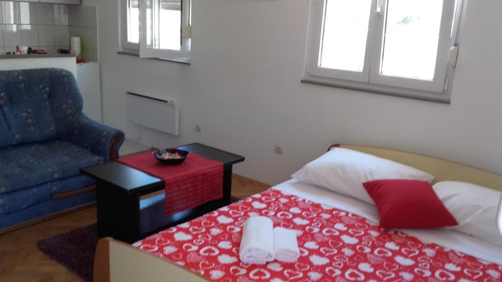 Apartment Max Omis Bagian luar foto