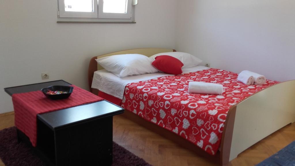 Apartment Max Omis Bagian luar foto